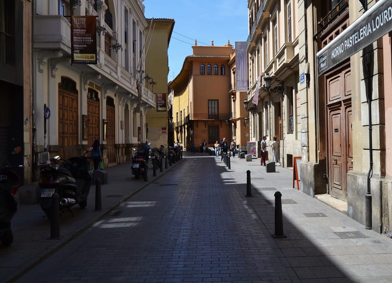 Walking Valencia historic centre from the cruise port